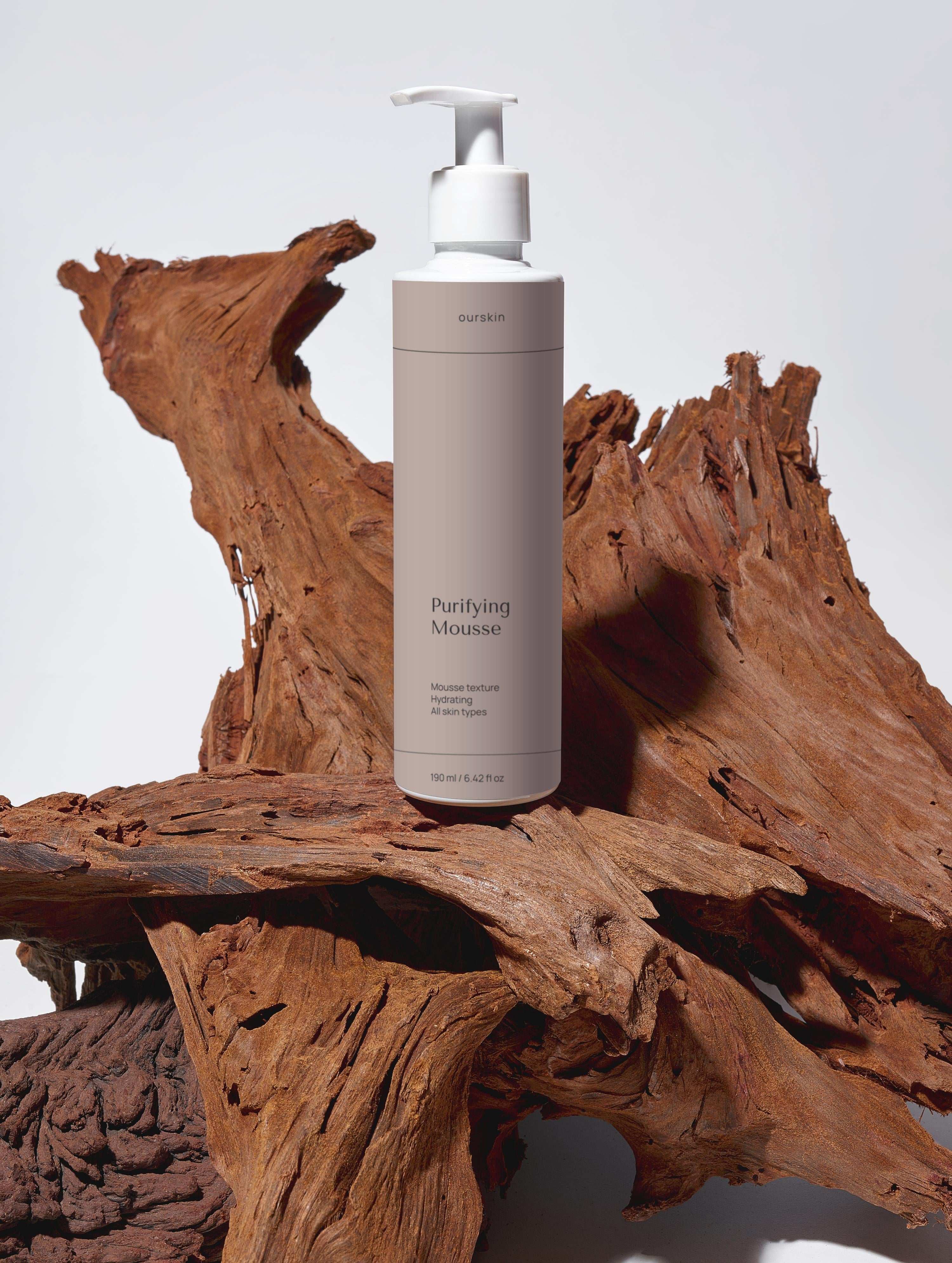 Hydrating mousse face cleanser with aloe and botanical extracts for gentle cleansing and hydration.